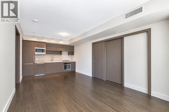 Building Photo - 68 Smithe St