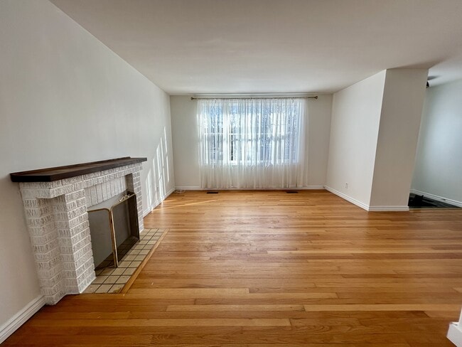 Building Photo - 75 Cornwall Crescent