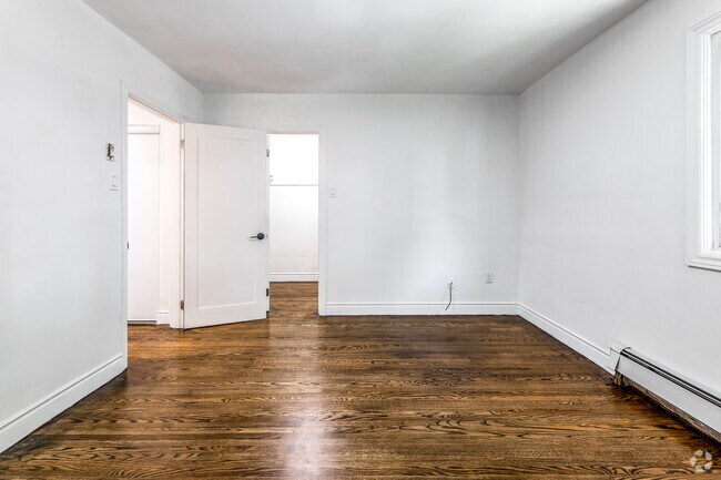 3 chambres, 1,5 salle de bain - 1 700 pi2 - Chambre principale - 1370 Silver Spear Road