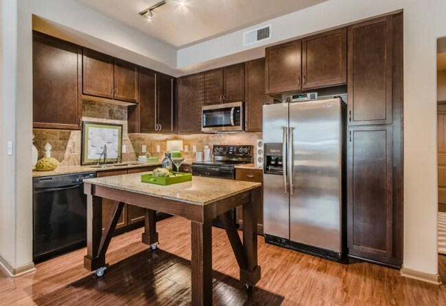 Foto del edificio - 7490 Coronado Ave