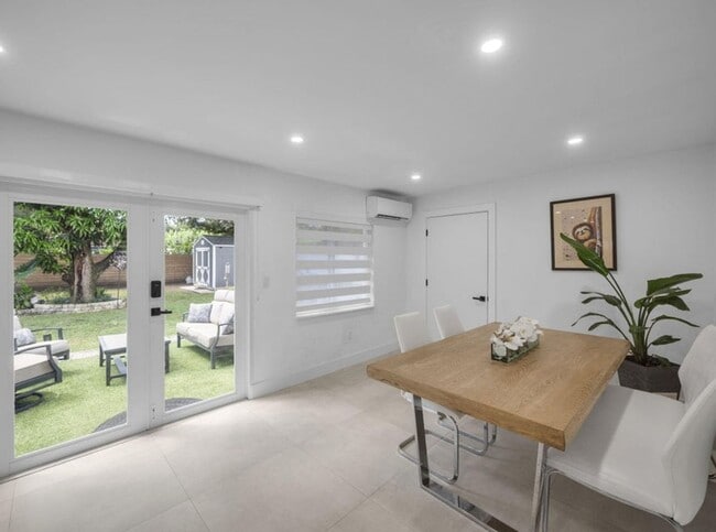 Building Photo - 520 NE 135th St