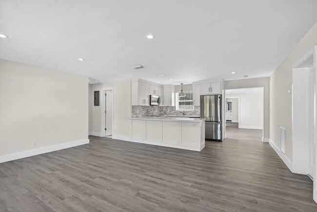 Building Photo - 954 SE 7th St