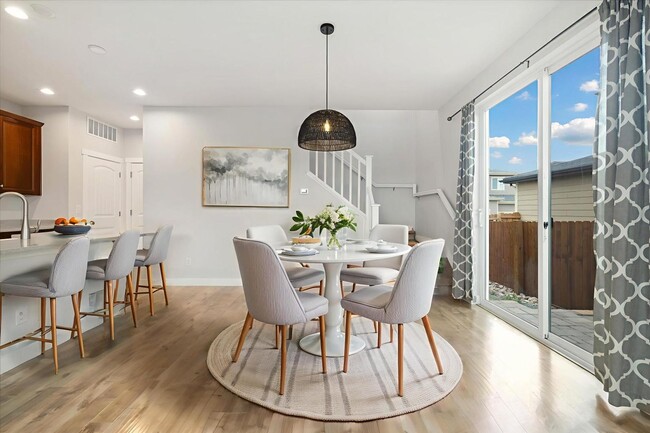 Outstanding Townhome W/ Large 3 Bed- 2.5 B... - Outstanding Townhome W/ Large 3 Bed- 2.5 B...