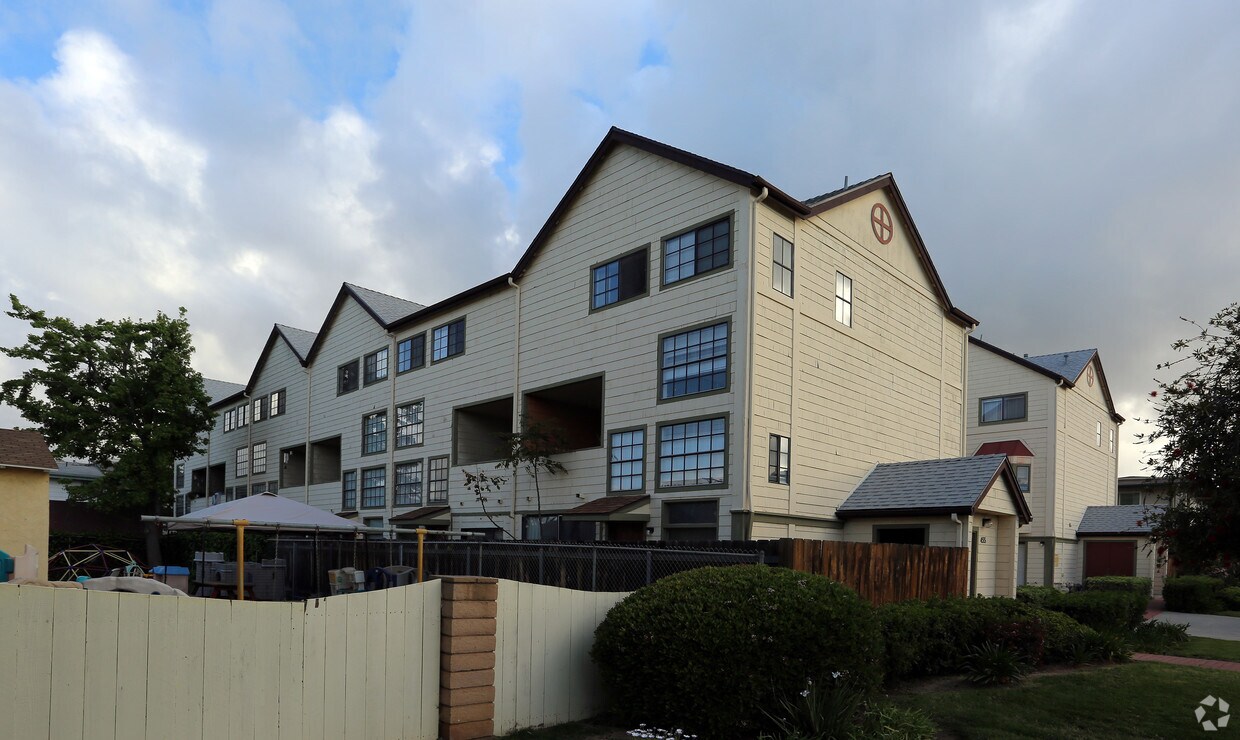 Building Photo - 453-455 E St