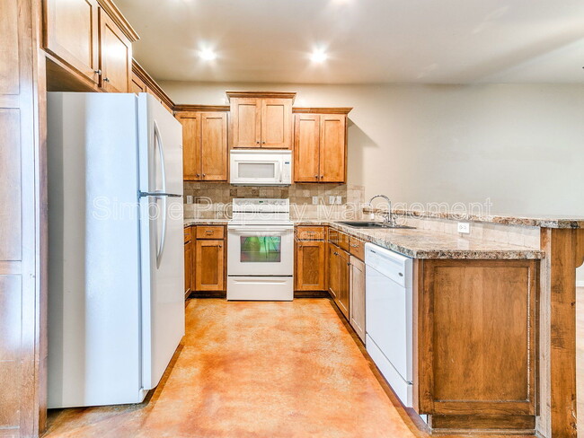 Building Photo - 2874 Muzzy St