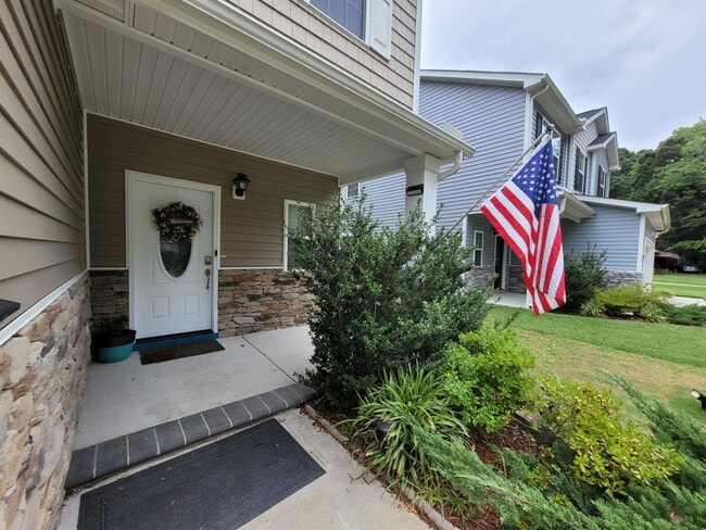Building Photo - Beautiful 4 Bedroom, 2.5 Bath Home