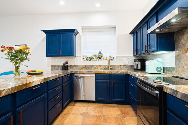 Building Photo - 52700 Avenida Vallejo