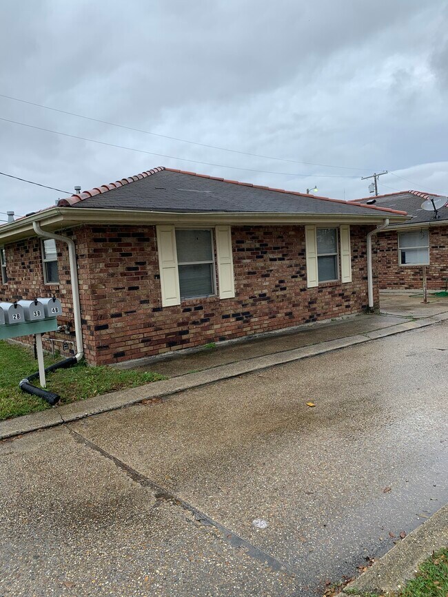 2004 Chalona Dr, Chalmette, LA 70043 Apartments in Chalmette, LA