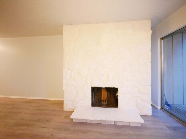 Building Photo - 2 Bed 1 Bath Condo Available for Rent!