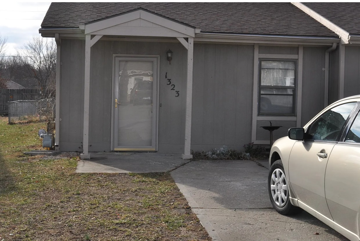 Primary Photo - 1323 E 25th Ter