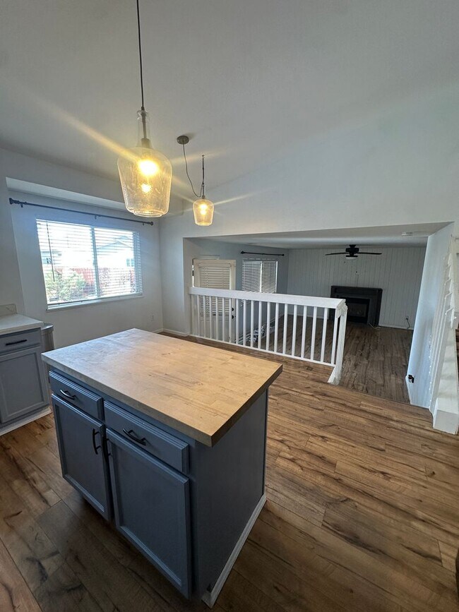 Foto del edificio - Move-In Ready 4-Bedroom Home in Stetson Hills with Fenced Yard