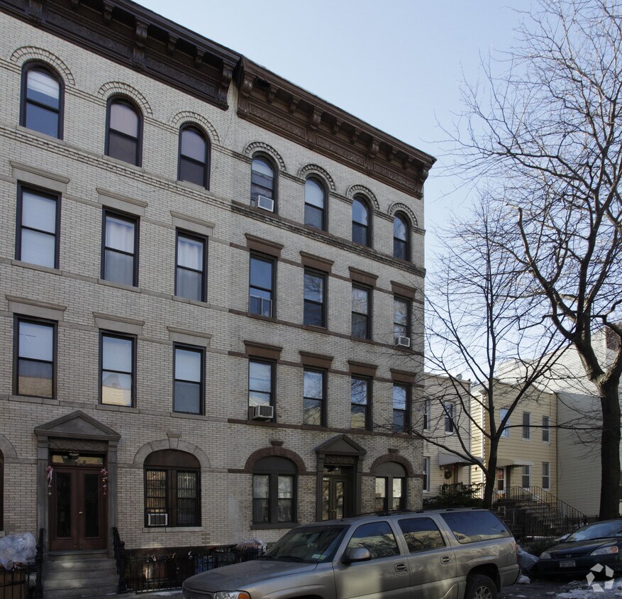 Building Photo - 176 India St