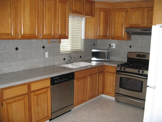 Kitchen - 835 Wilmac Avenue