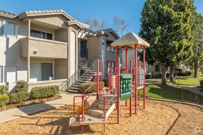 Patio de juegos - The Summit at Chino Hills Apartment Homes