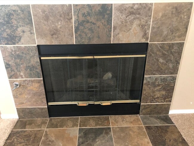 Building Photo - Comfort and convenience in this 2 bedroom 2 bathroom home