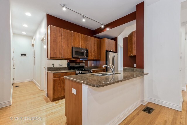 Building Photo - 2547 N Clark St
