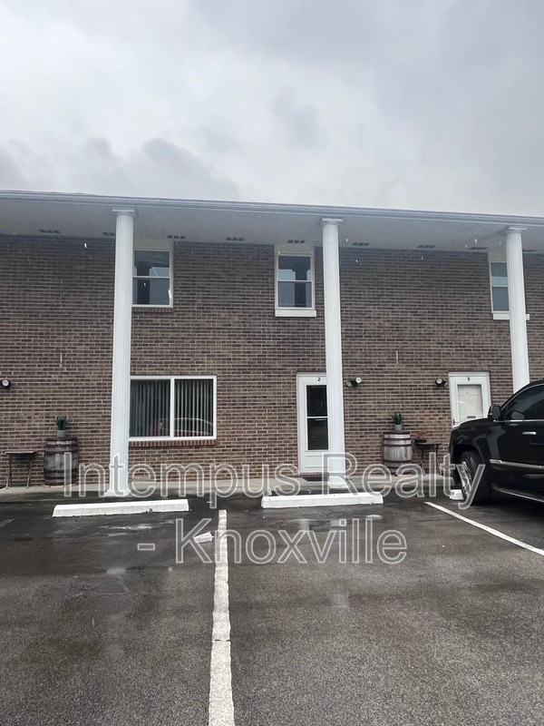 Building Photo - 405 Iroquois Ln