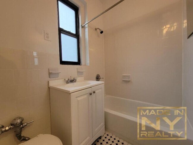 Foto del edificio - 1 bedroom in ASTORIA NY 11106