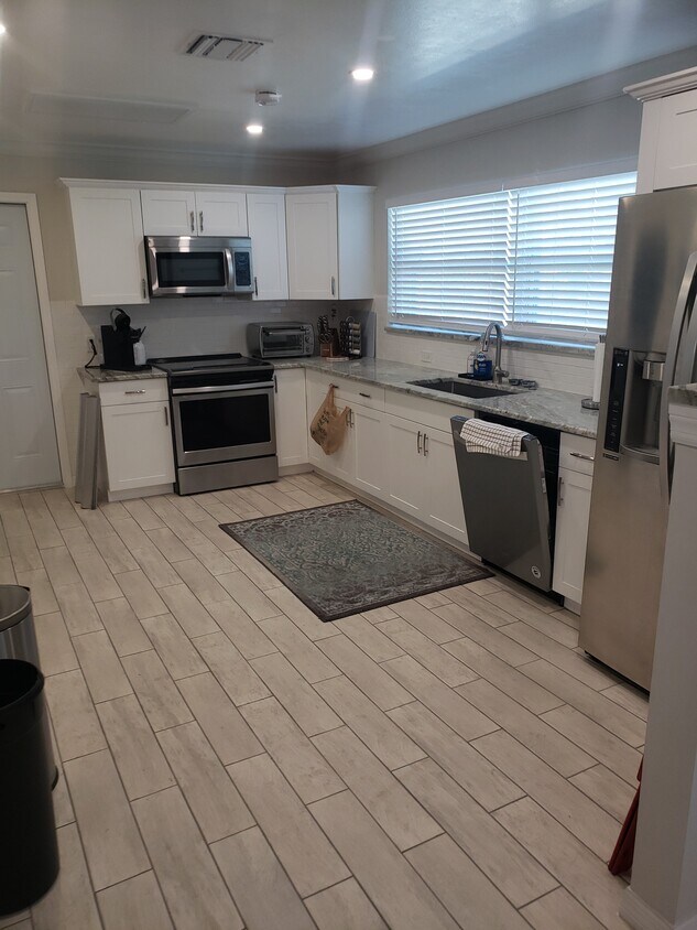 Primary Photo - 98 4th St