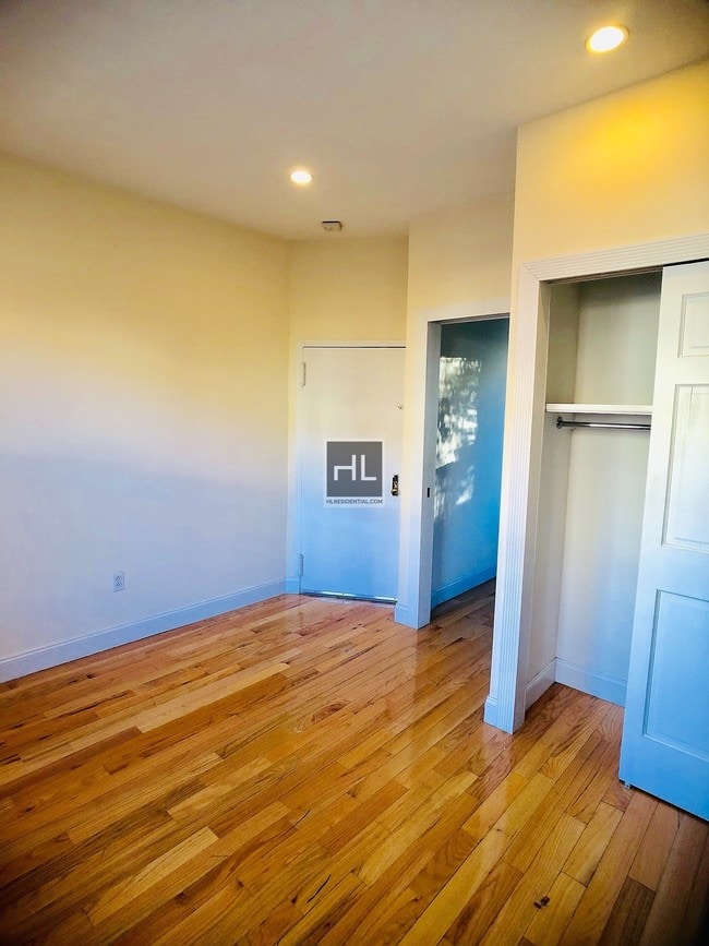 Building Photo - Sunny 2 BR In Brooklyn Heights