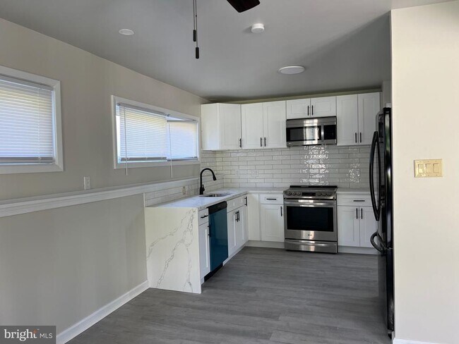 Building Photo - 4500 Roslyn Dr