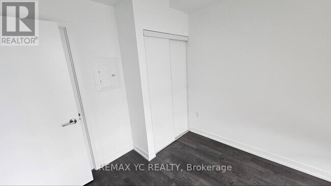 Photo du bâtiment - 8 Olympic Gdn Dr