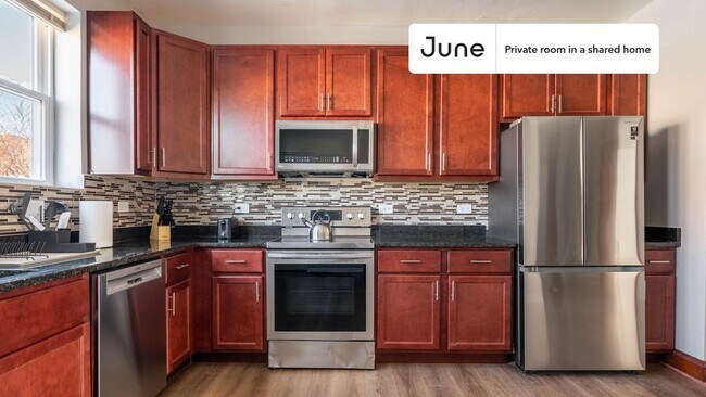 Building Photo - Private bedroom in 4 bed/2 bath Home