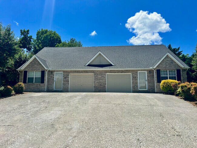 Foto del edificio - 711 Panther Creek Ct