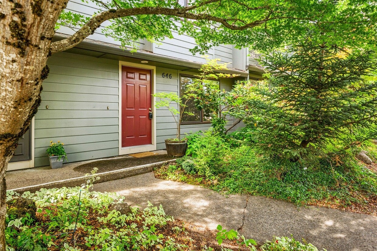Primary Photo - Renovated two bedroom townhouse near downt...