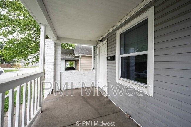 Building Photo - 1362 S Sheffield Ave