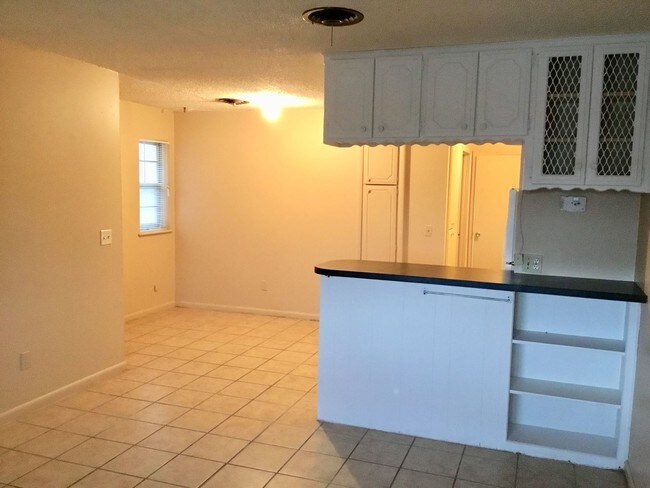 Foto del edificio - 1 br, 1 bath House - 1102 N. Carol Lane