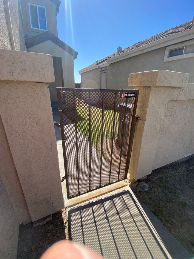 Building Photo - 3 Bedrooms with 2 Primary Bedrooms - Close to Travis Air Base and No Rear Neighbors!