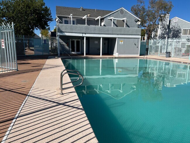 Foto del edificio - Best kept Fourplex- Mature Landscaping