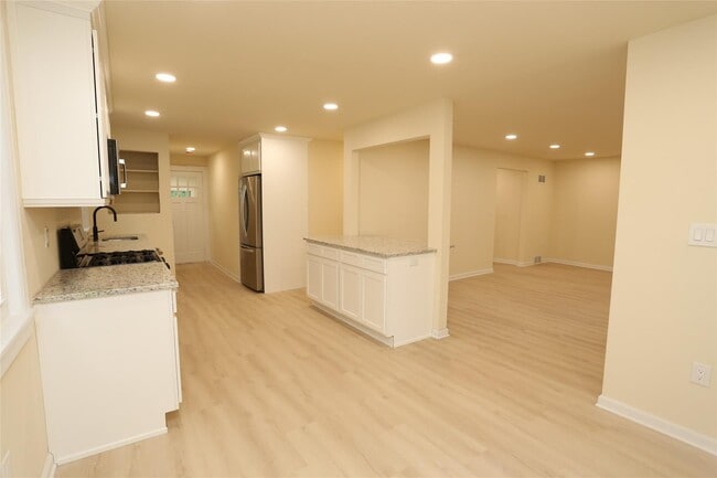 Building Photo - 20 Pineview Rd