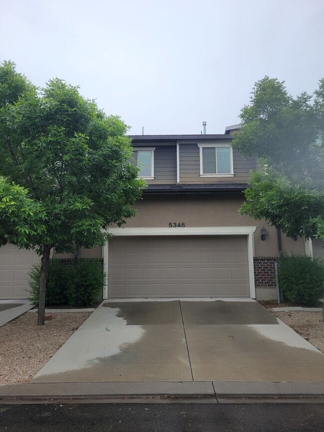 Building Photo - Absolutely GORGEOUS Townhouse!!!