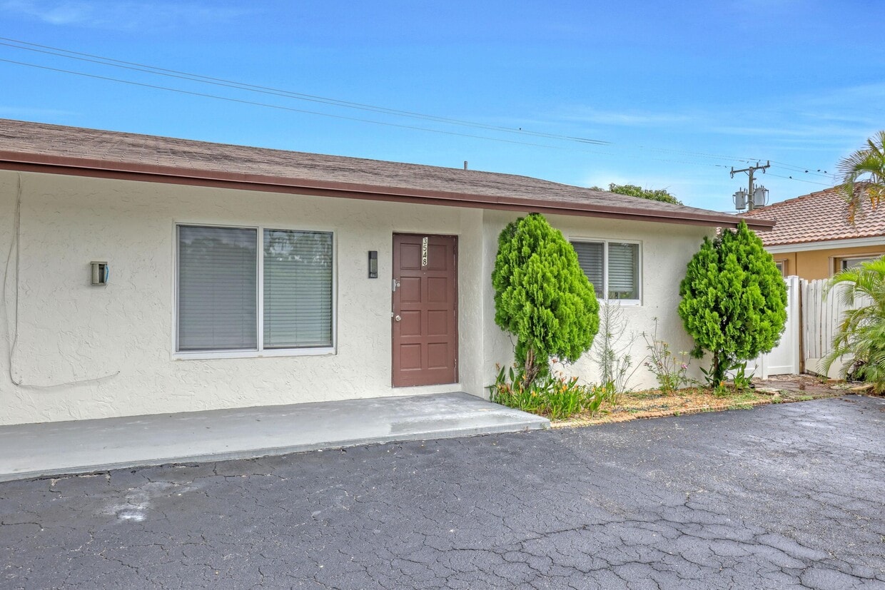Primary Photo - 3548 NE 5th Dr