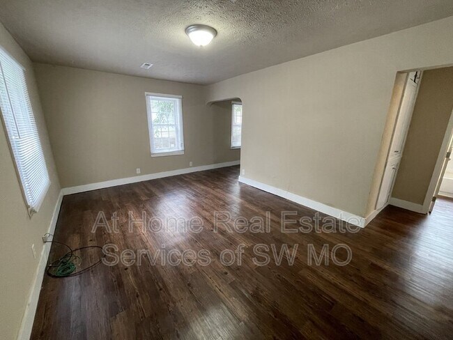 Building Photo - 424 W Lombard St