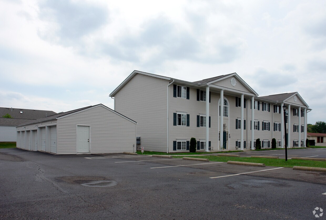 Stratford Square Apartments in Canton, OH
