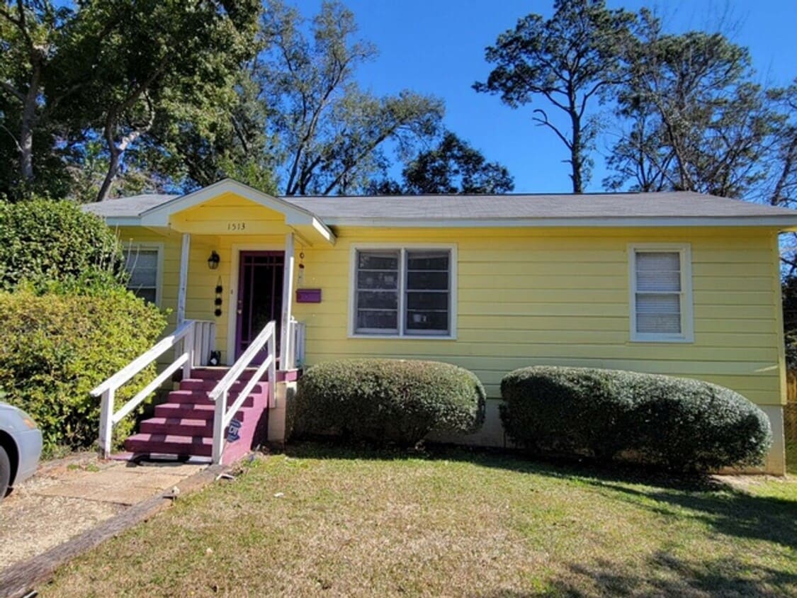Primary Photo - Adorable 2brm 1 bath bungalow in central m...
