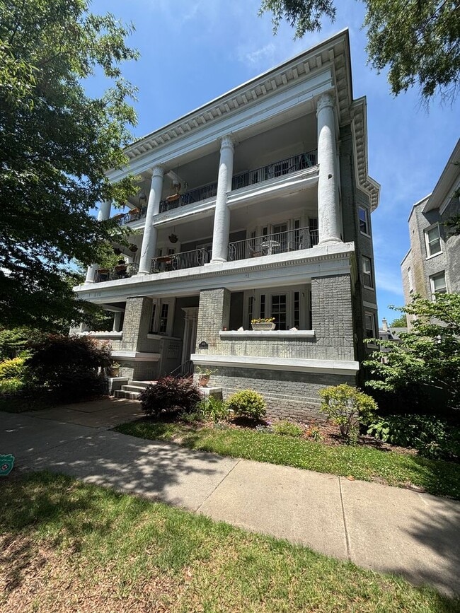 Building Photo - Gorgeous 1 Bedroom 1 Bathroom Condo locate...