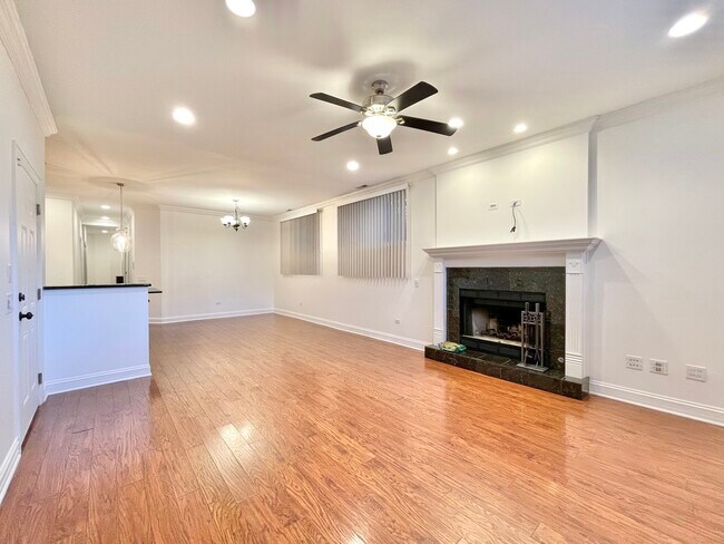 Building Photo - 4335 W Dickens Ave