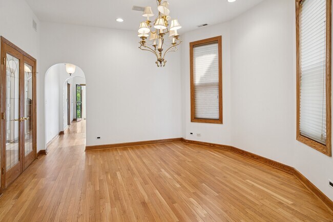 Building Photo - 4143 N Ashland Ave