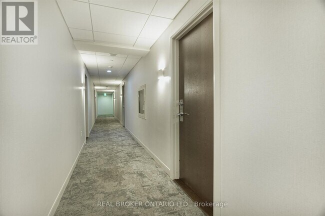 Photo du bâtiment - 2560 Eglinton Ave W