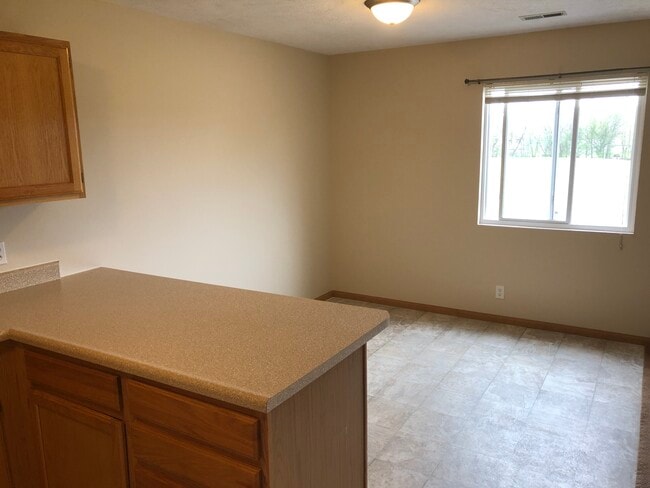 table area off kitchen - 5830 Princess Margaret Dr