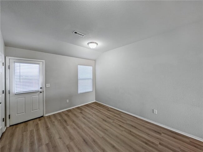 Building Photo - 848 NW Evans Cir