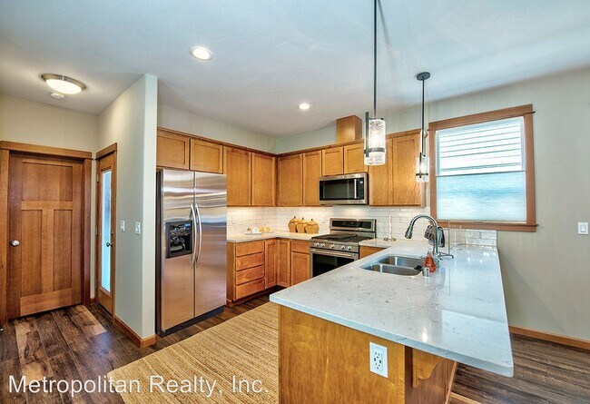 Building Photo - 3 br, 2.5 bath House - 7109 Rainier Dr