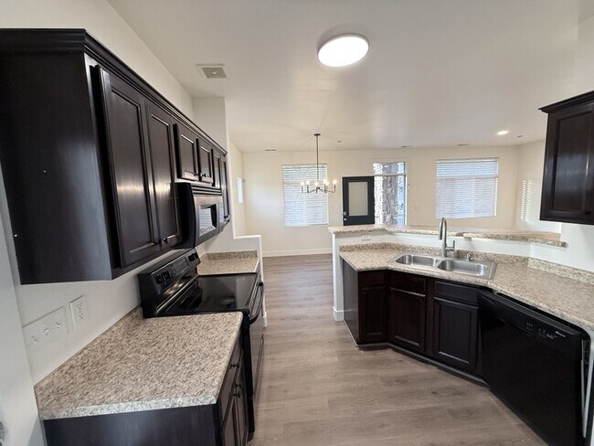 Foto del edificio - 4799 Topcrest Dr