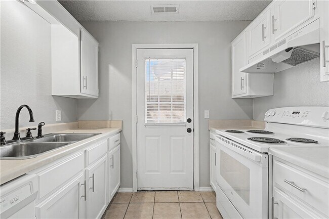 Foto del edificio - 3403 SW Victoria Pl