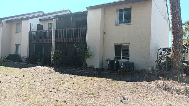 Foto del edificio - 2724 Hidden Lake Blvd