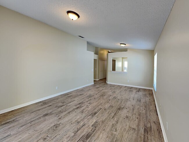 Building Photo - 2033 Donegan Pl